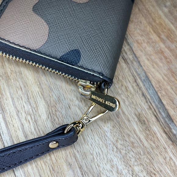 GUC Michael Kors Camouflage Wallet with Wristlet - Picture 3 of 8